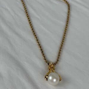 Vintage Avon Gold Tone Faux Pearl Teardrop Pendant Necklace 18" Goldtone